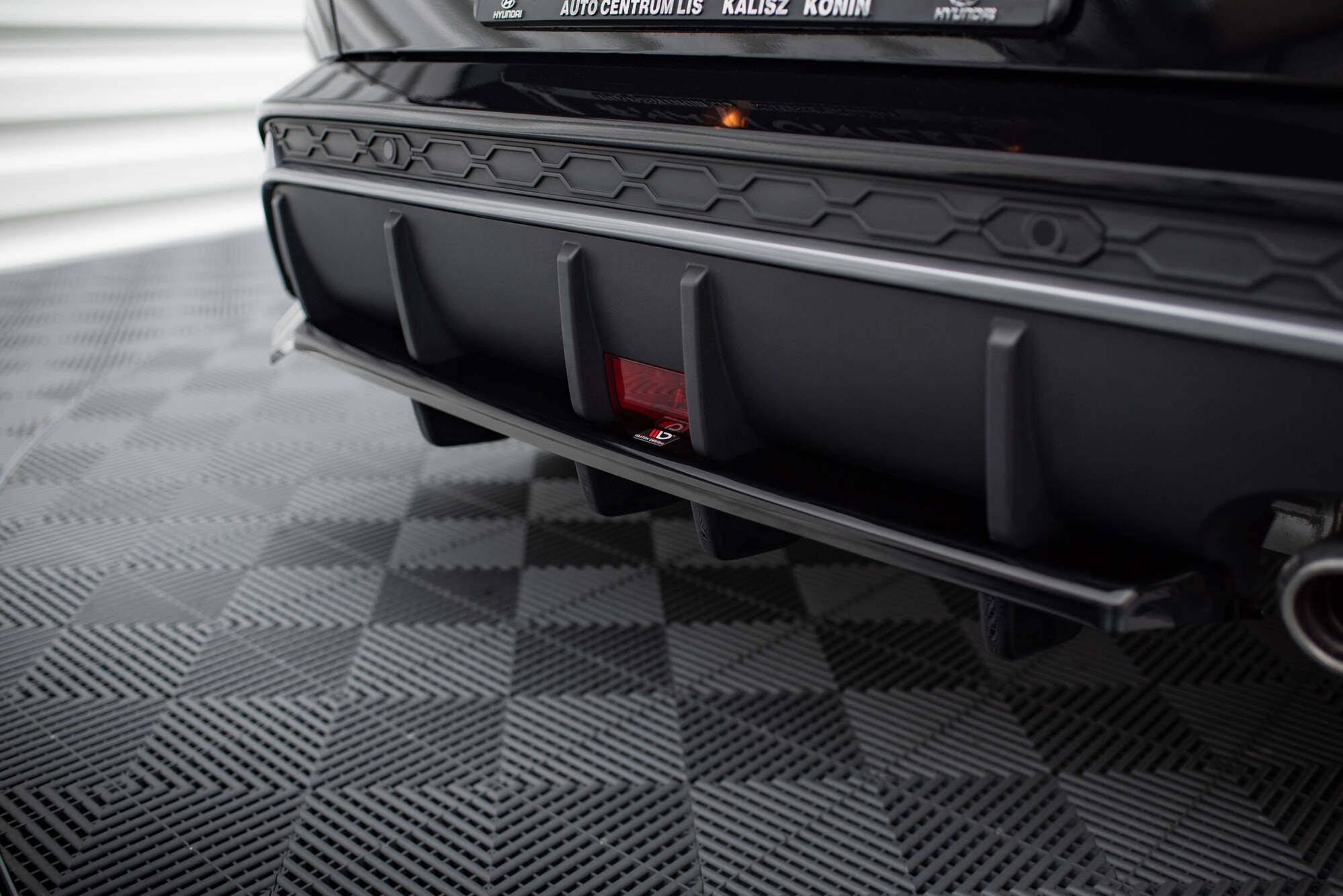 Hinten Splitter (mit einem vertikalem Balken) Hyundai Kona N-Line Mk2 schwarz Hochglanz