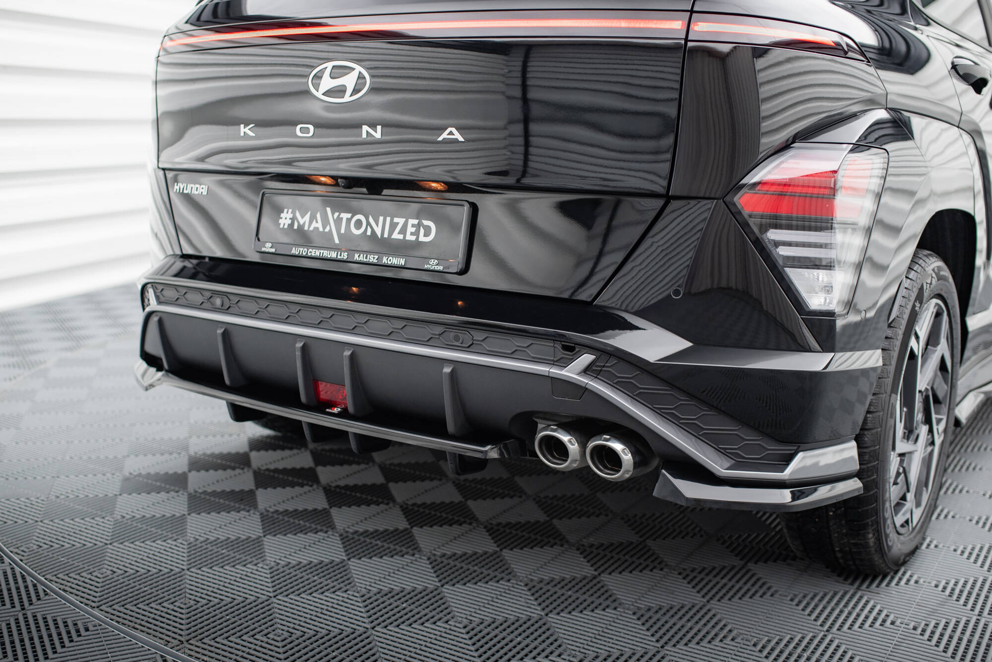 Hinten Splitter (mit einem vertikalem Balken) Hyundai Kona N-Line Mk2 schwarz Hochglanz